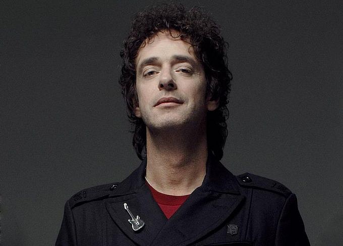 Gustavo Cerati, tuvo que tocar con la derecha porque no encontraba instrumentos.