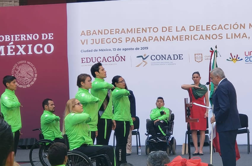 Los atletas paralímpicos reciben la bandera de manos del presidente López Obrador. @Conade