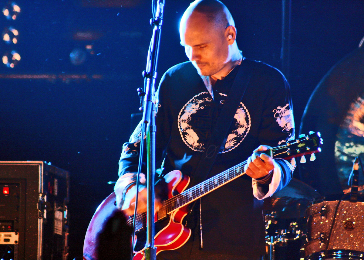 Billy Corgan, el famoso cantante y guitarrista de Smashing Pumkins, otro zurdo privilegiado.