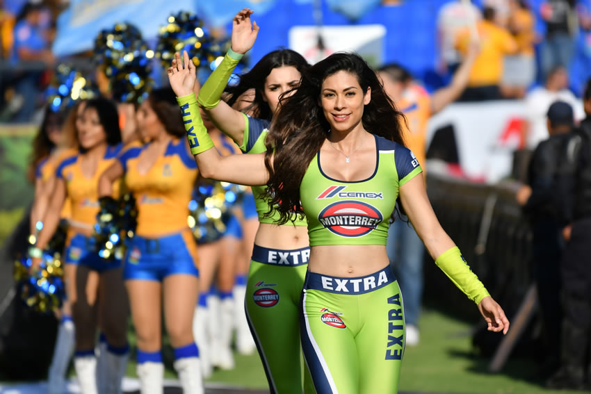 Las bellas edecanes desfilaron en los estadios de la Liga MX. Foto: Imago7