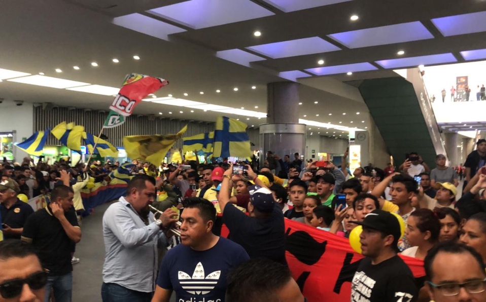 Guillermo Ochoa ya está en México. Así fue el recibimiento de la afición.