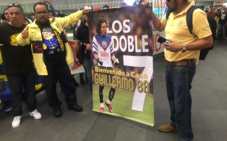 Guillermo Ochoa ya está en México. Así fue el recibimiento de la afición.