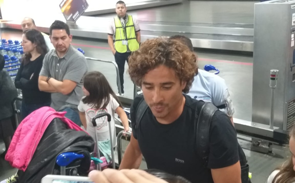 Guillermo Ochoa ya está en México. Así fue el recibimiento de la afición.