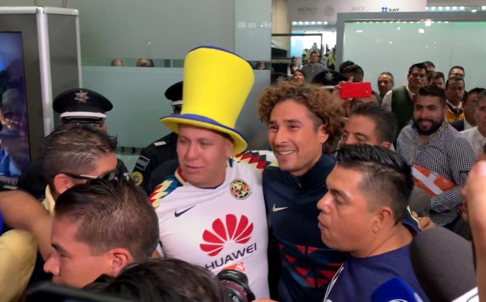 Guillermo Ochoa ya está en México. Así fue el recibimiento de la afición.