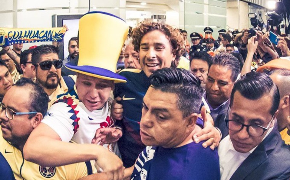 Guillermo Ochoa ya está en México. Así fue el recibimiento de la afición.