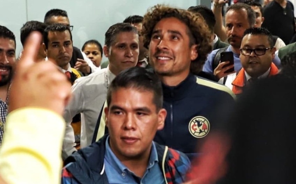 Guillermo Ochoa ya está en México. Así fue el recibimiento de la afición.