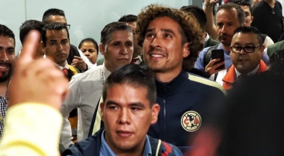 Guillermo Ochoa ya está en México. Así fue el recibimiento de la afición.