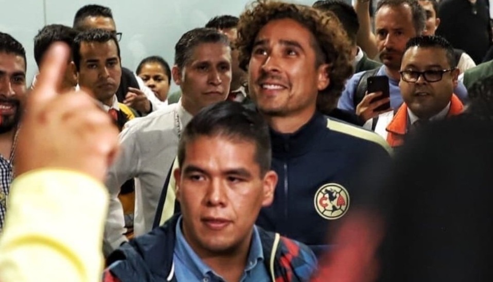 Guillermo Ochoa ya está en México. Así fue el recibimiento de la afición.
