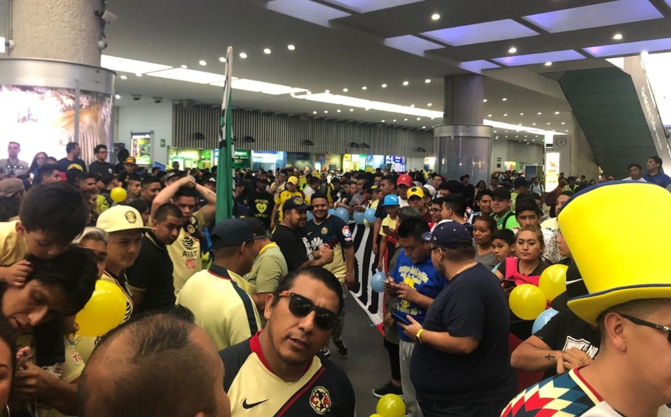 Guillermo Ochoa ya está en México. Así fue el recibimiento de la afición.