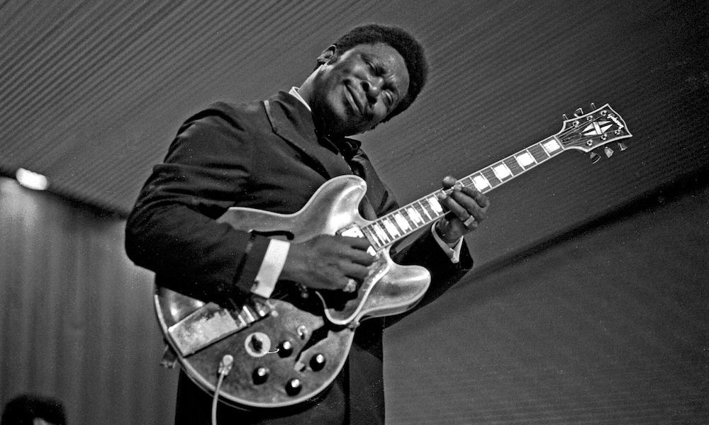 BB. King  (1925-2015), sin duda el supremo Rey y amo del blues; tuvo que tocar como diestro por la necesidad, pero fue zurdo de nacimiento.