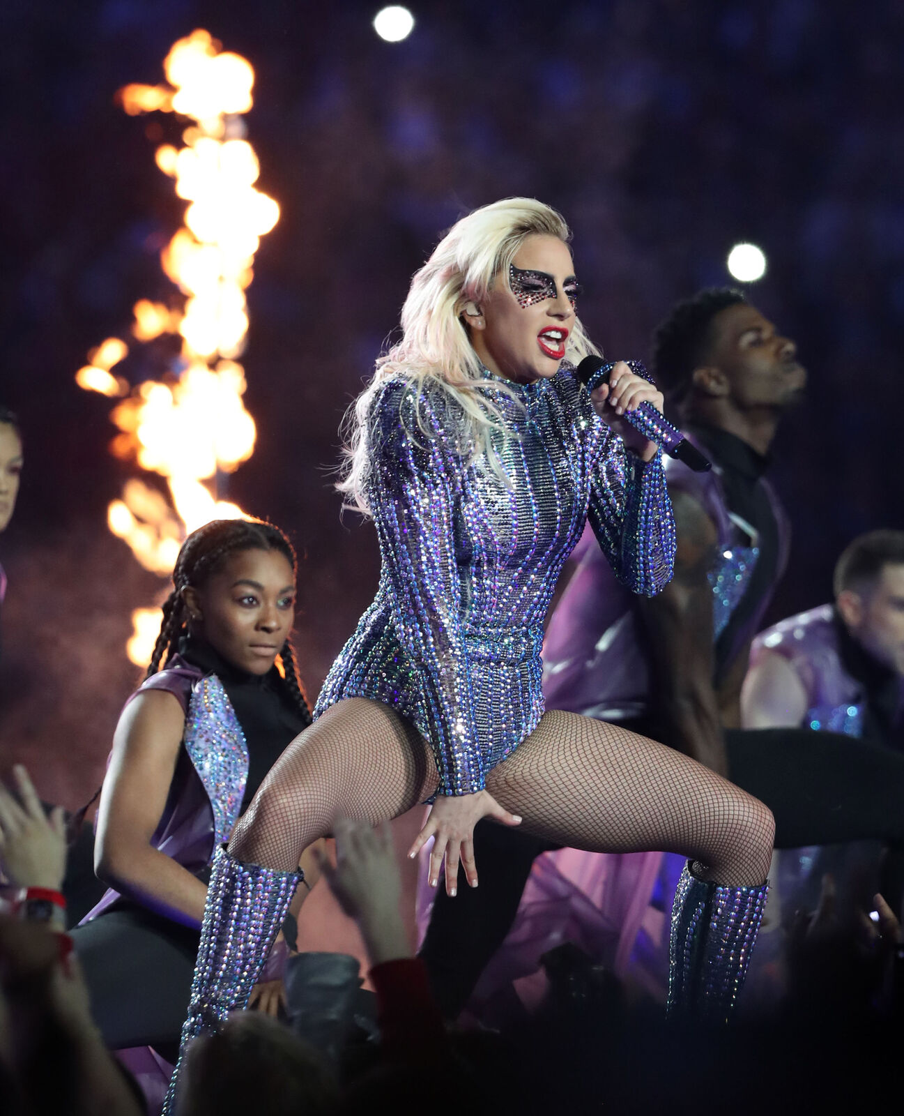 Lady Gaga, una de las grandes divas de los escenarios sorprende con la zurda a lado de los grandes.