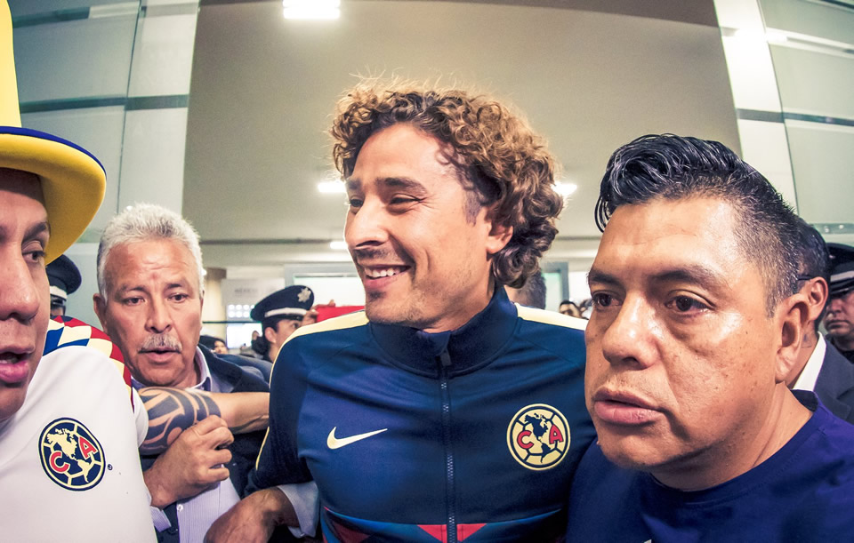 Memo se dio tiempo de convivir, cantar, saltas y agradecer a los cientos de fanáticos azulcremas en el AICM (FOTO: América)