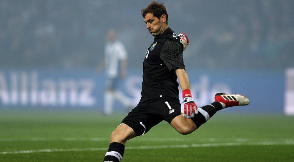 Portería: Iker Casillas. El emblema español  brilló haciendo grandes atajadas y despejando balones con su pierna izquierda.