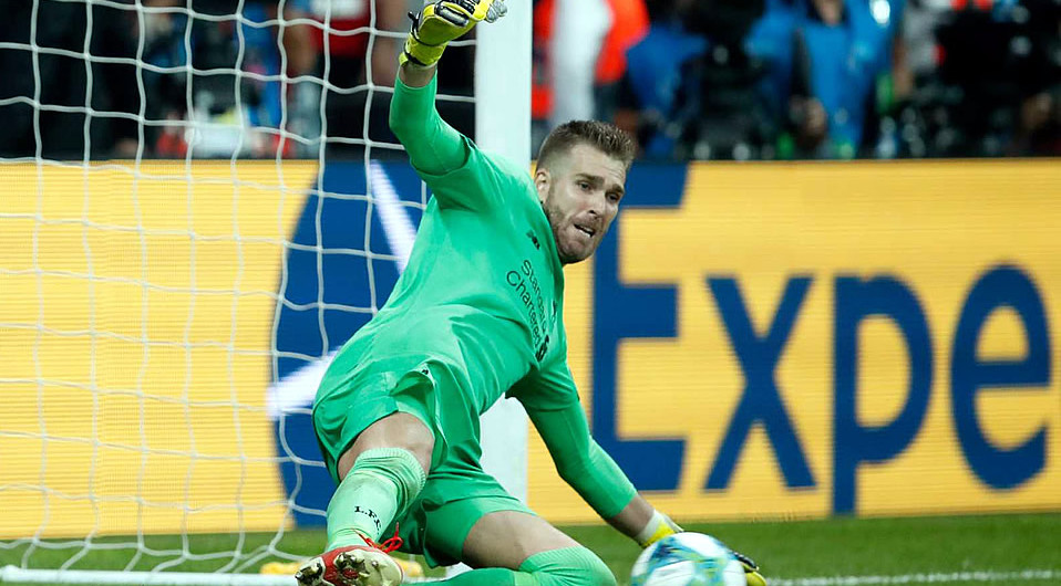 Adrián San Miguel atajó en la Supercopa UEFA ante la lesión de Alisson (AP)