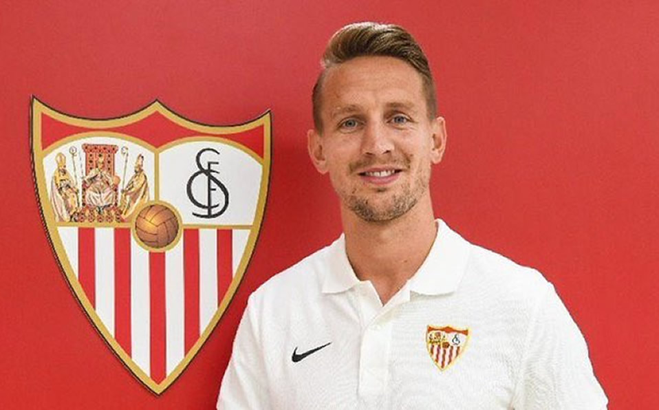 Rayados lo tentó, pero el Sevilla se quedó con los servicios del delantero holandés Luuk de Jong.