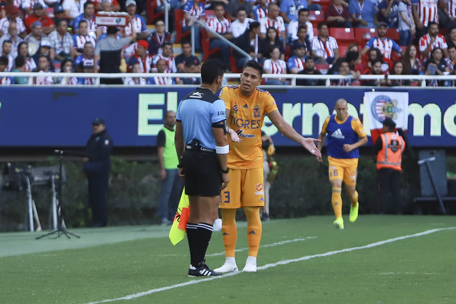 Salcedo fue expulsado ante Chivas en la J2. (Foto: Imago 7)