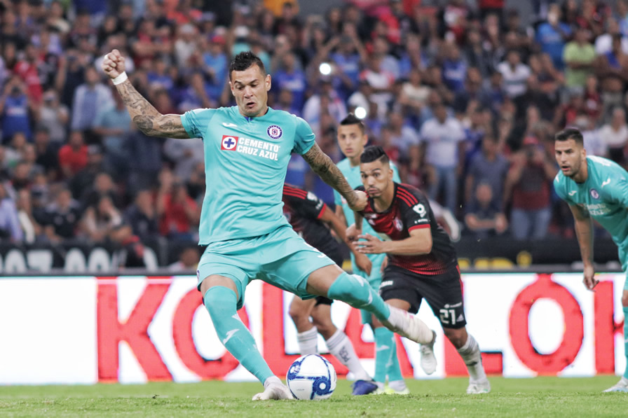 Caraglio así definió el penal para su segundo de la noche. (Fotos: Imago 7 y Mexsport)
