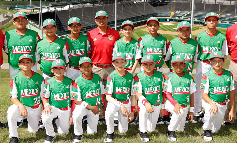 El equipo de "La Mala" Torres en la foto oficial del torneo. (Foto: LLWS)