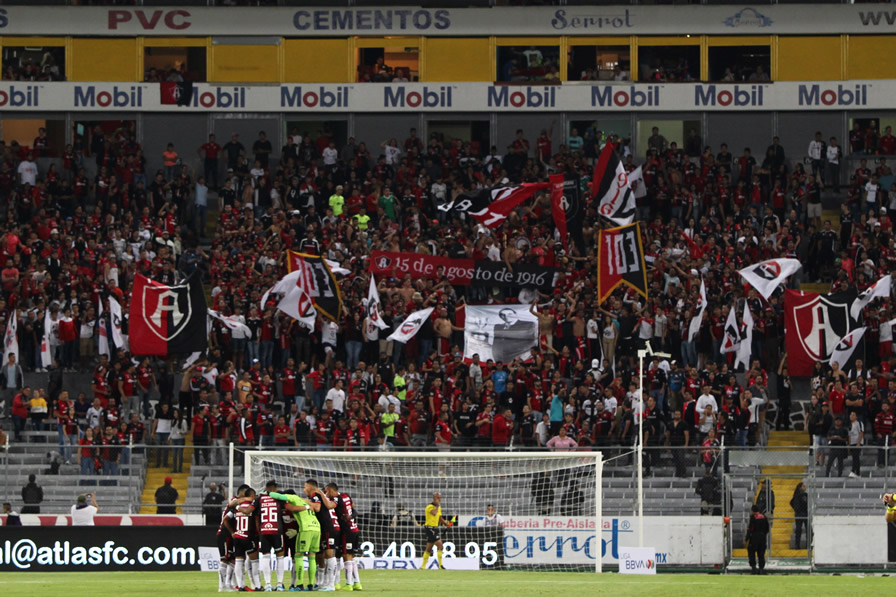 La Fiel celebró los 103 años de su club. (Fotos: Imago 7 y Mexsport)