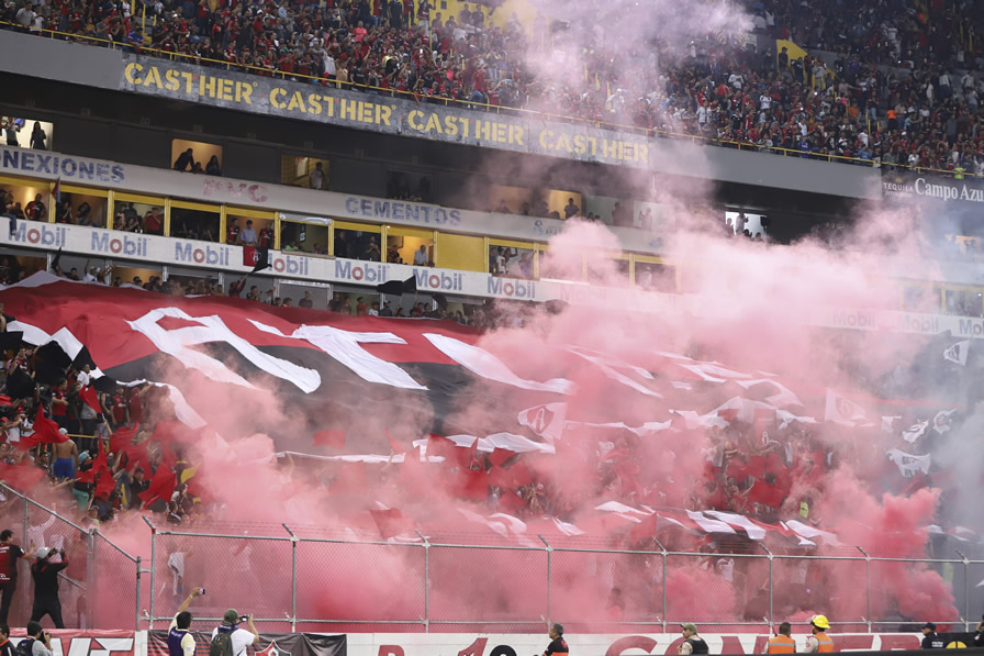 Humo y grandes banderas aparecieron en las tribunas. (Fotos: Imago 7 y Mexsport)