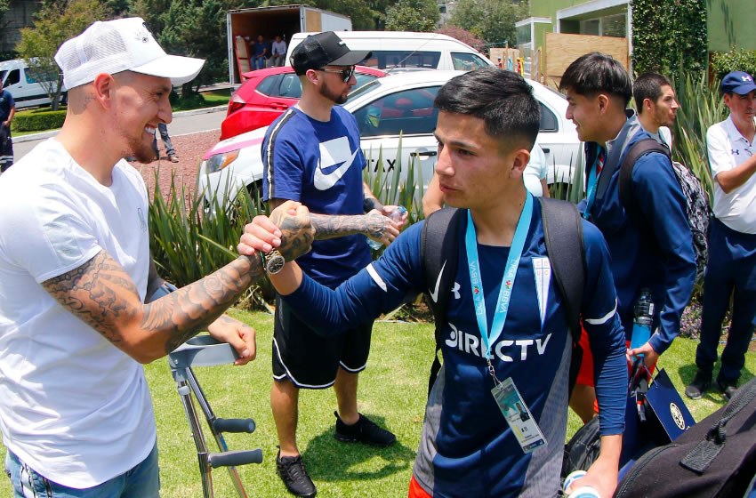 Nico saludó a los jóvenes jugadores de la Universidad Católica. (Foto: Liga MX)