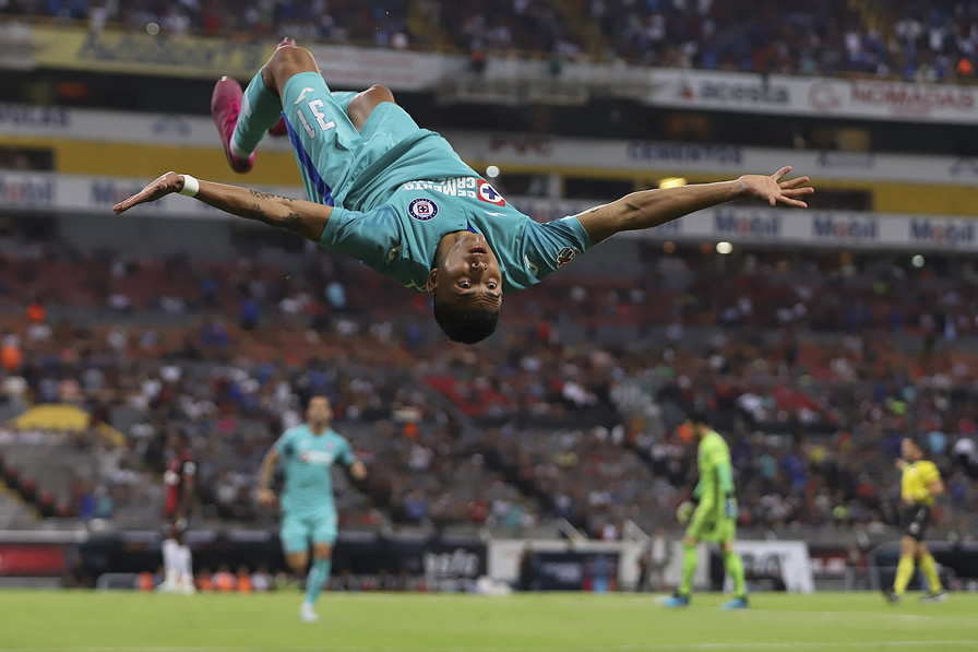Orbelín Pineda dio un gran salto para festejar su gol. (Foto: Imago 7)