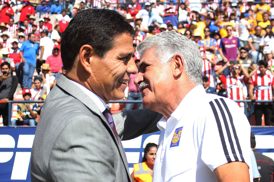 Alfonso Sosa bromeó con Ricardo Ferretti. (Fotos: Imago 7 y Mexsport)