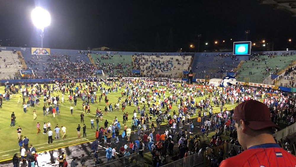 Las barras iniciaron elk caos que terminó en la muerte de varias personas (FOTO: Twitter)