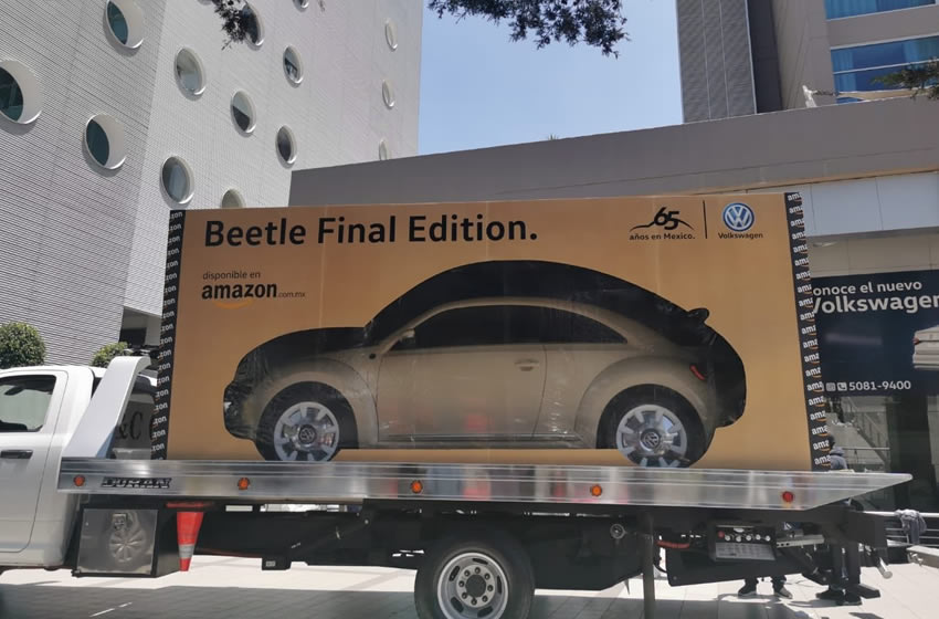 Así fue entregado el Beetle en México, como si fuera un juguete envuelto en una caja de cartón. Foto: @Volkswagen_MX