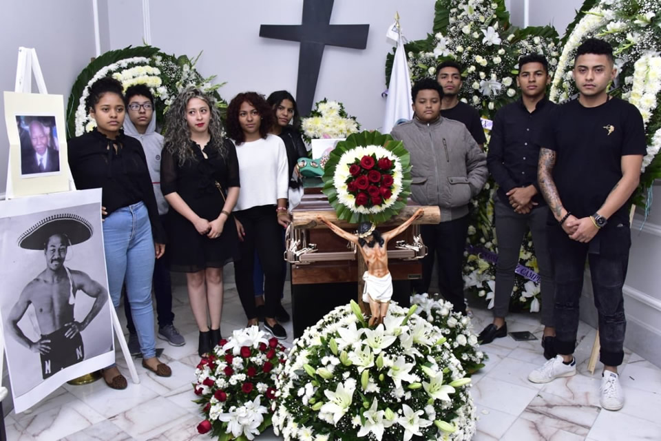 La familia de la leyenda encabezó los homenajes fúnebres (FOTO: Twitter)