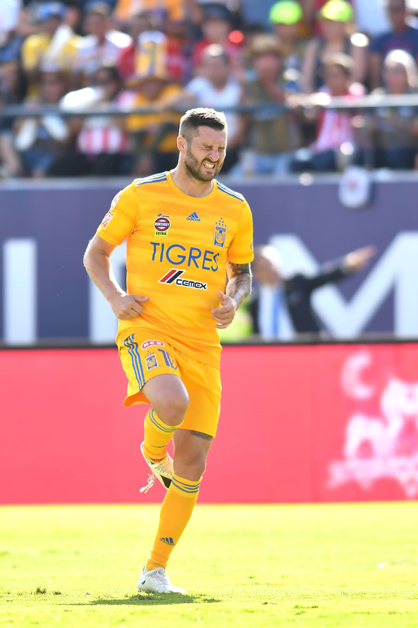 A GIgnac le rompieron su zapato en una entrada. (Fotos: Imago 7 y Mexsport)
