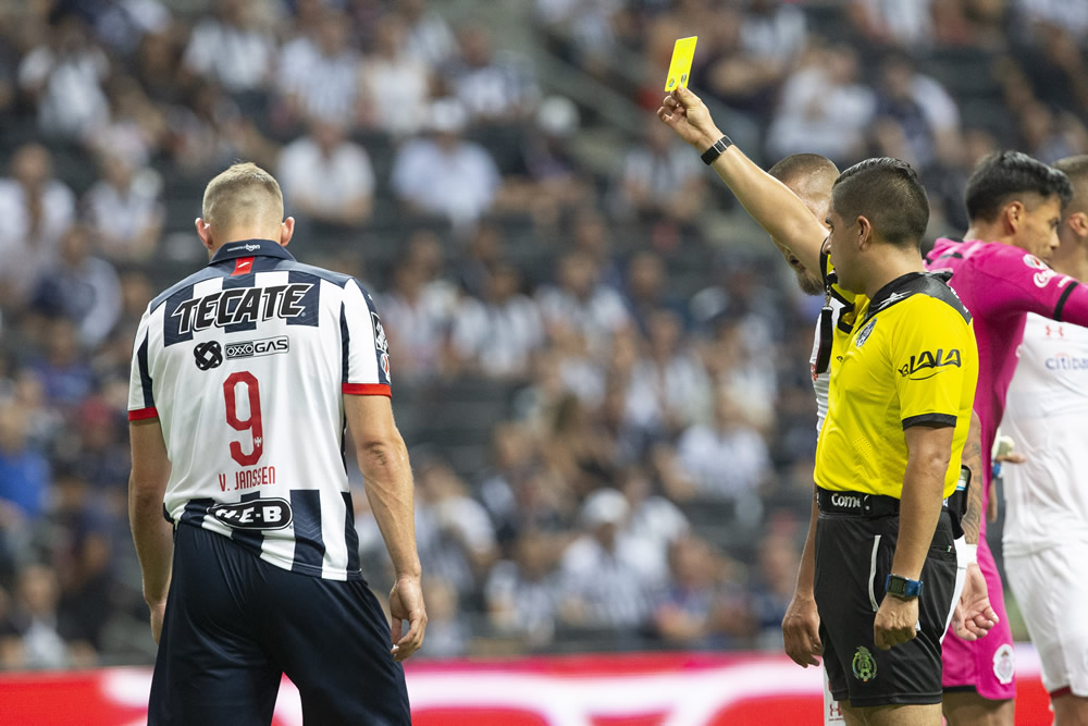 Janssen se llevó amarilla apenas al entrar (FOTO: Mexsport)