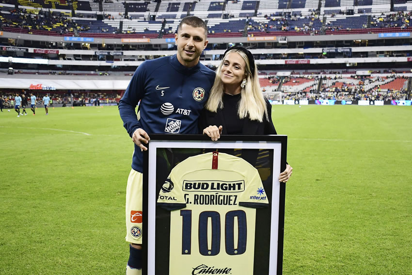 Al jugador le fue entregada una playera con su nombre. (Foto: Mexsport)
