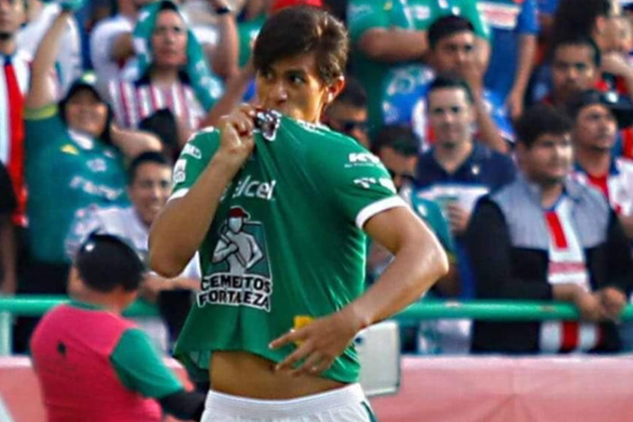 Macías le mostró su cariño a León. (Foto tomada de video)
