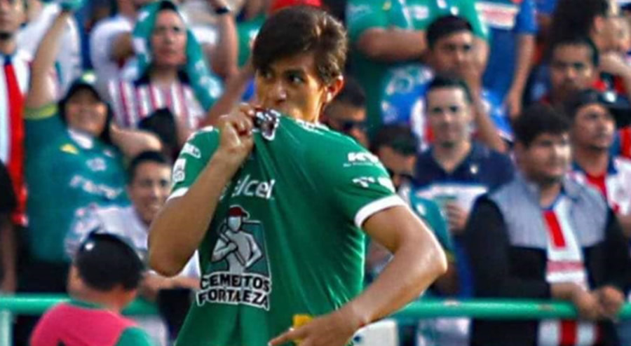 Macías le mostró su cariño a León. (Foto tomada de video)