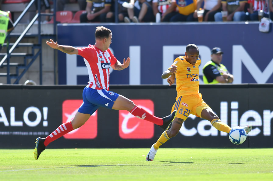 Matías Catalán hizo sufrir a Luis Quiñones. (Fotos: Imago 7 y Mexsport)