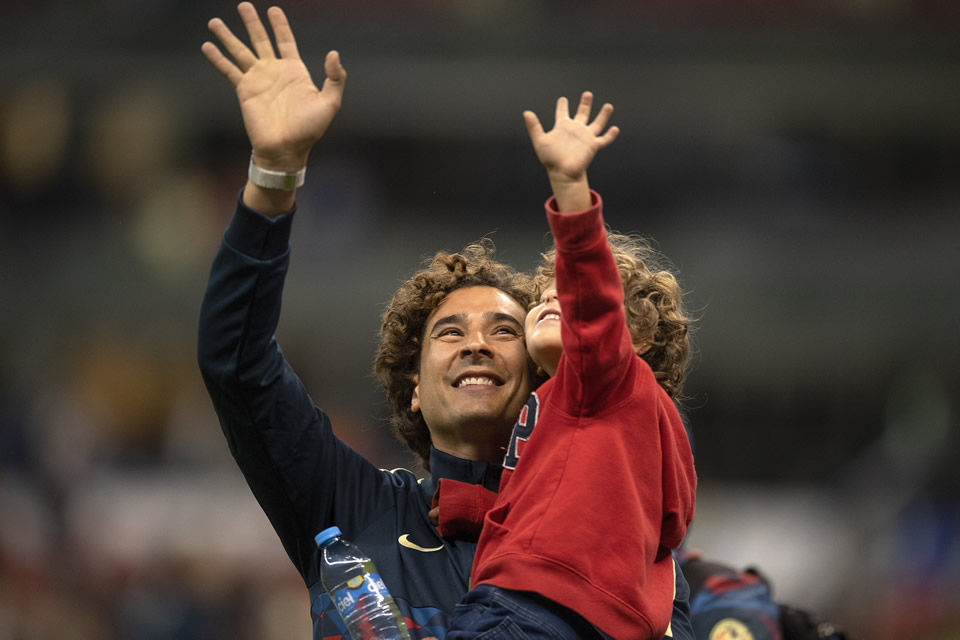 Ochoa salió a la cancha junto a su hijo previo al juego ante Morelia (FOTO: Mexsport)