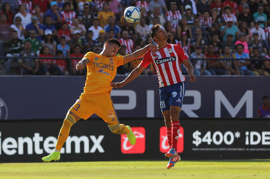 Salcedo y Escalante disputan el balón en un cerrado juego. (Foto: Imago 7)