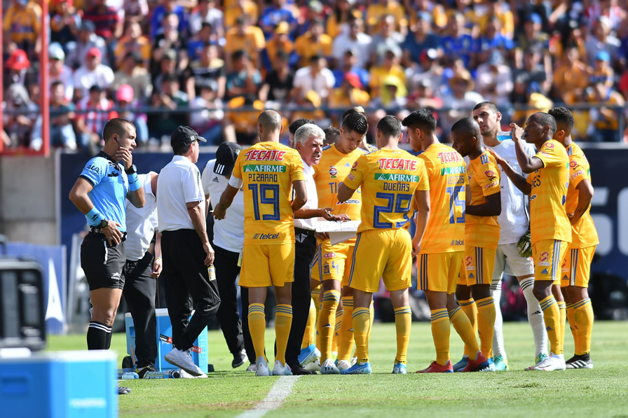 La temperatura alcanzó los 30 grados; el árbitro pausó el juego. (Fotos: Imago 7 y Mexsport)
