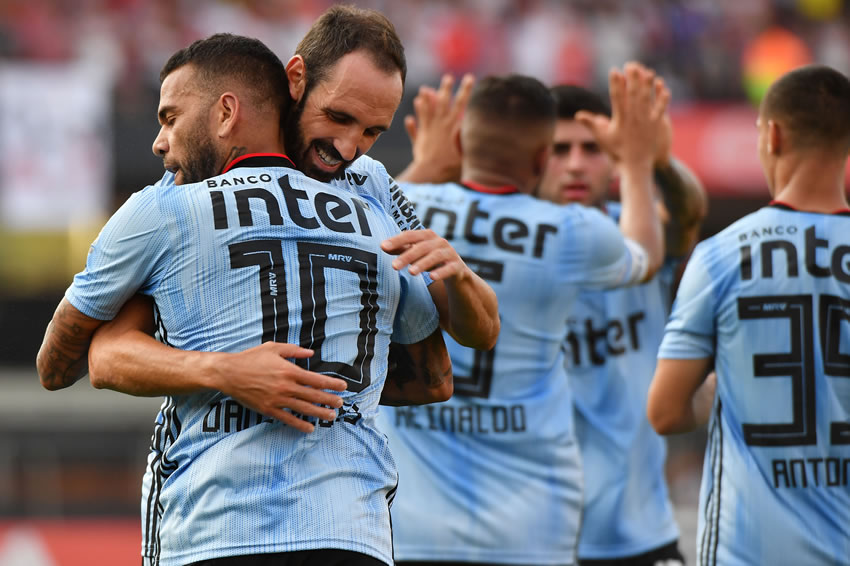 Alves tuvo una gran actuación en su primer juego oficial con su nuevo equipo. (Foto: AFP)