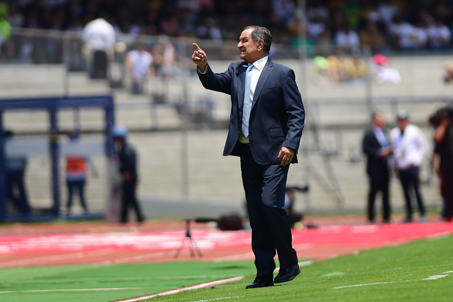 Enrique Meza no puede con los Tiburones. (Fotos: Imago 7 y Mexsport)