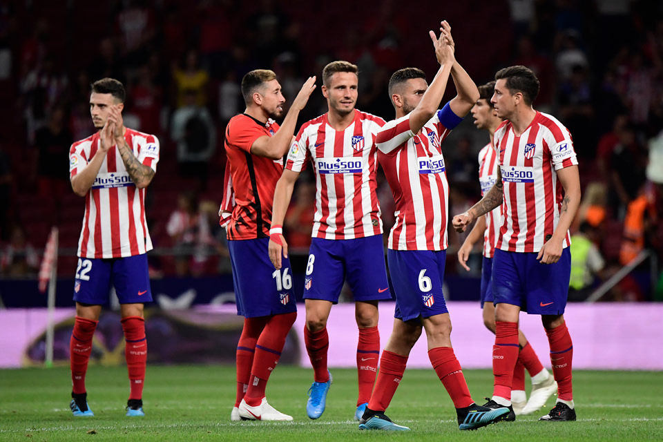 Héctor Herrera celebra con Joao Felix el triunfo de su equipo (FOTO: AFP)