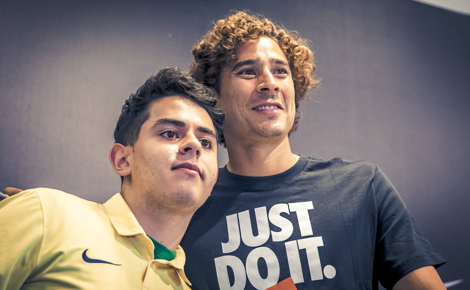 Memo convivió con la afición americanista en una tienda al sur de la CDMX (FOTO: Club América)