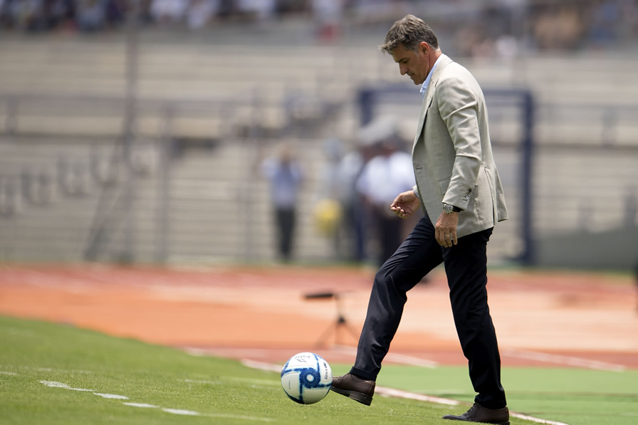 Míchel domina el balón en CU. (Foto: Mexsport)