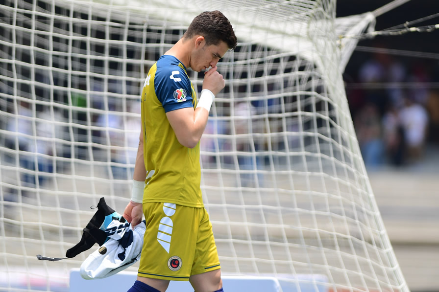 Sebastián Jurado es de lo poco destacado del tiburón. (Fotos: Imago 7 y Mexsport)