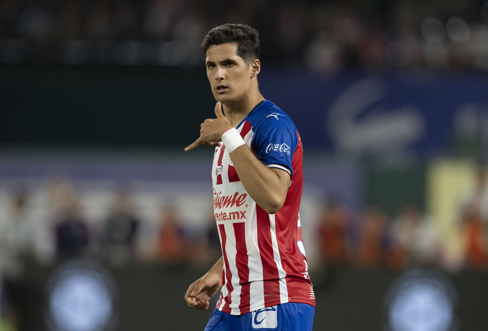 El Tepa tuvo sus primeros minutos en primera en la derrota de Chivas en León (FOTO: Mexsport)