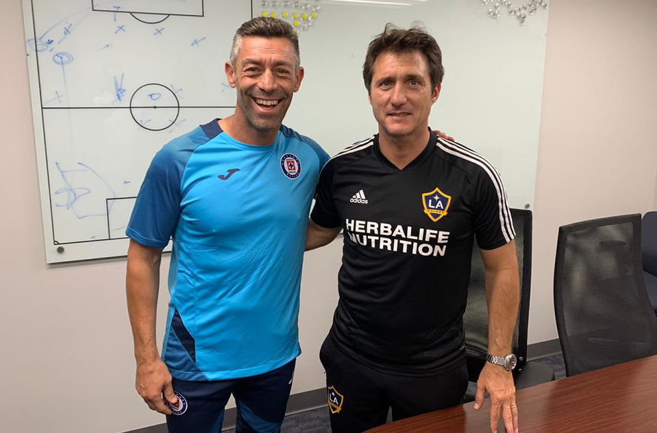 Los DTS de Cruz Azul y Galaxy posaron juntos (FOTO: Cruz Azul)