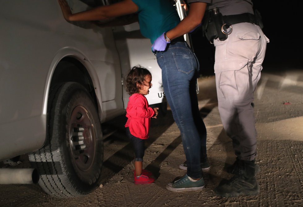 2019 - Emigración hacia Estados Unidos: Niña llorando en la frontera (Foto:  John Moore)