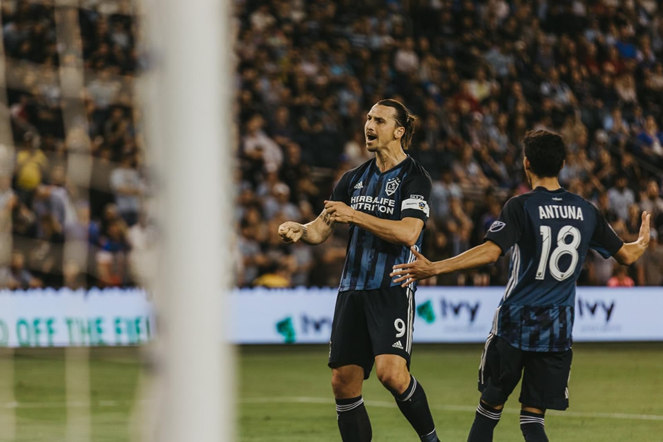 Ibra celebra junto a Uriel Antruna (FOTO: Twitter)