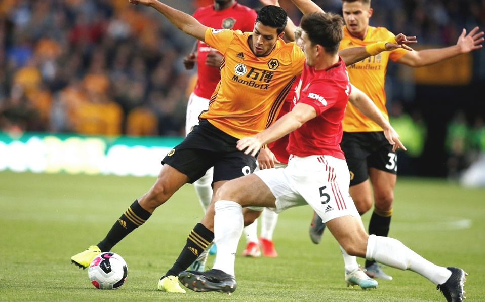 Raúl Jiménez vs Harry Maguire (Reuters)
